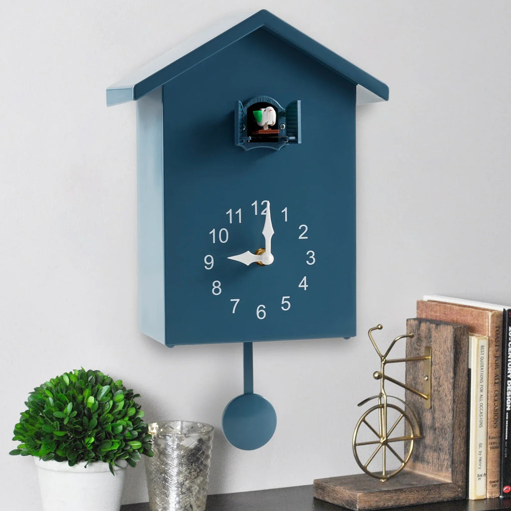 Orologio a cucù moderno in legno