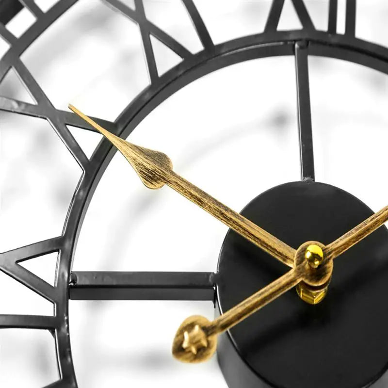 Orologio da parete in metallo con numeri romani