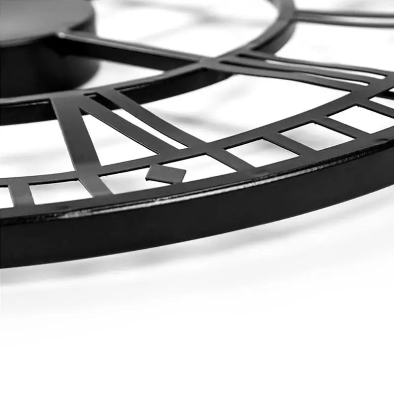 Orologio da parete in metallo con numeri romani