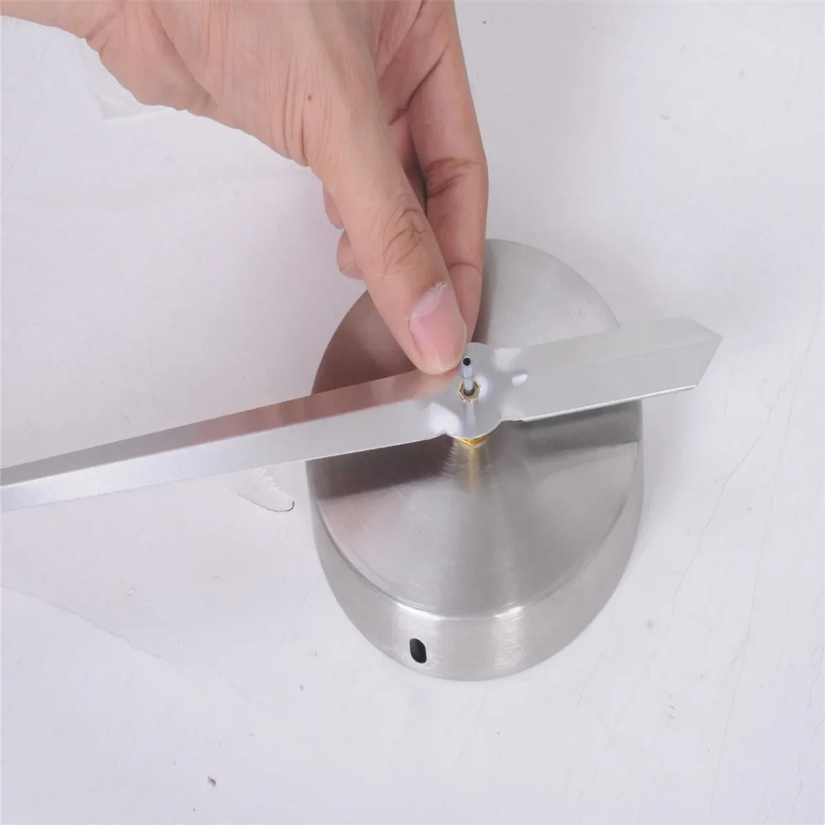 Orologio moderno con numeri romani