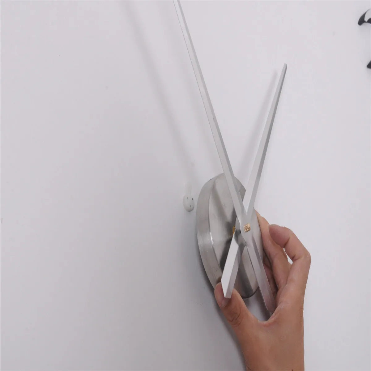 Orologio moderno con numeri romani